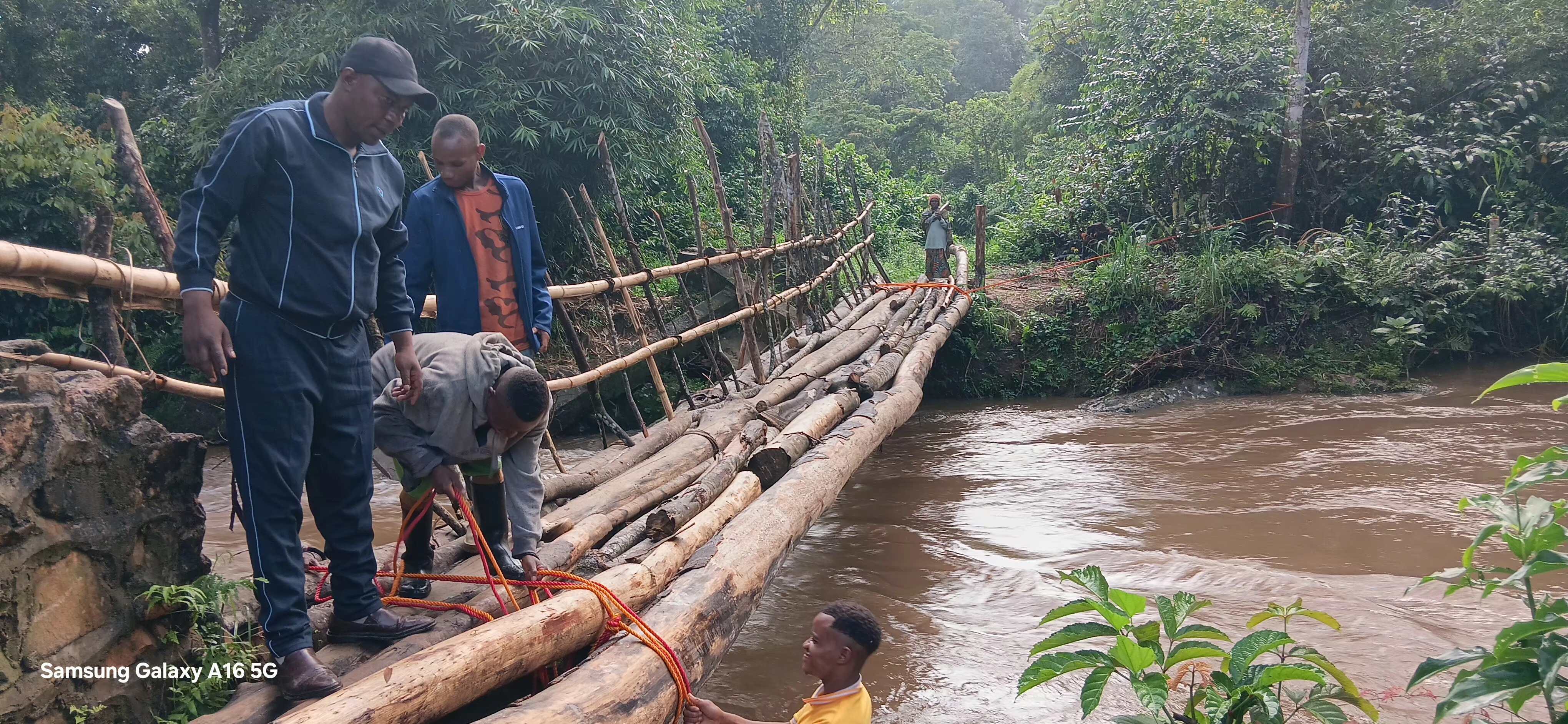 Provisorischer Übergang über den Fluss
